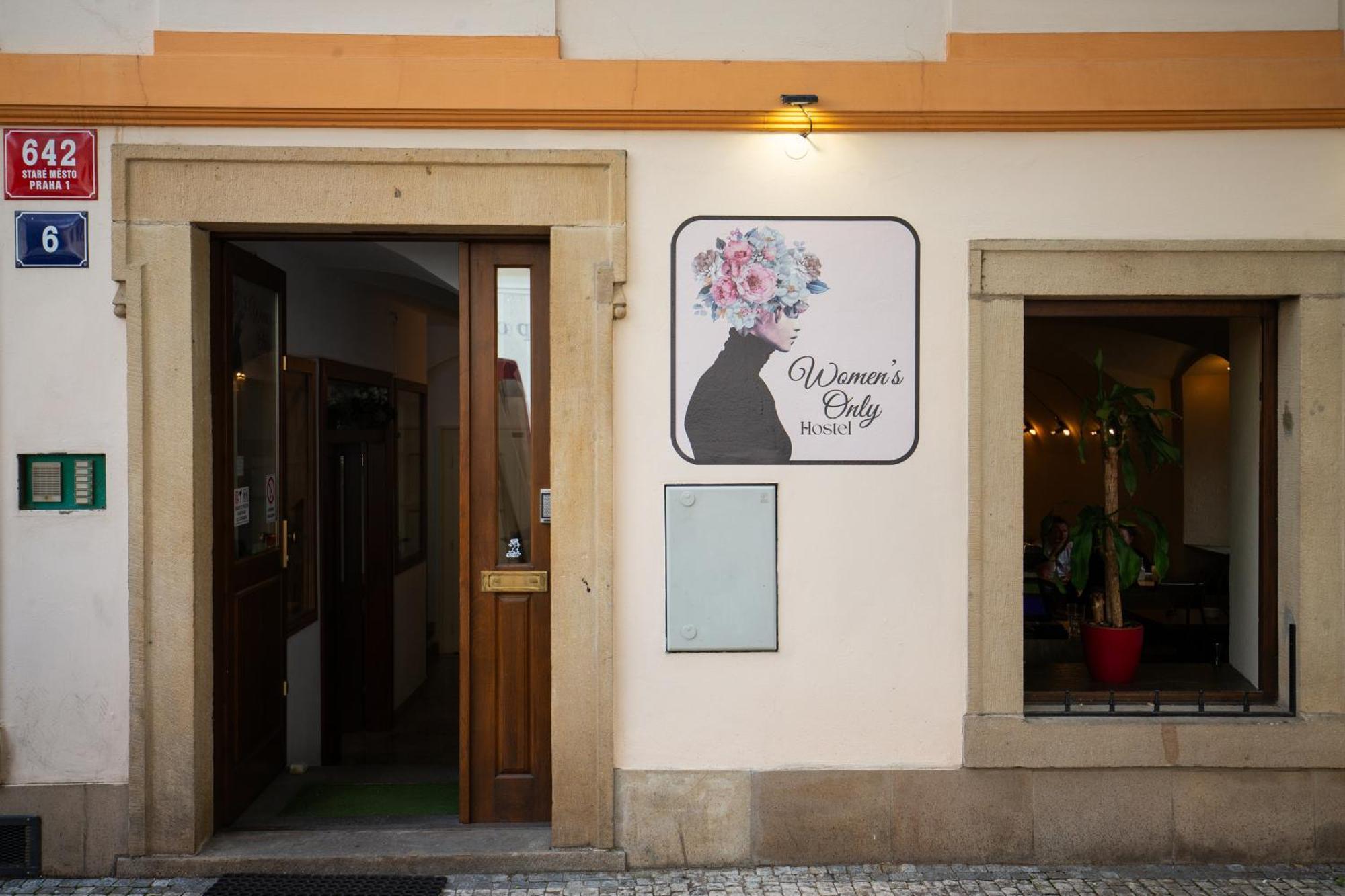 Women'S Only Hostel - Female Only 프라하 외부 사진